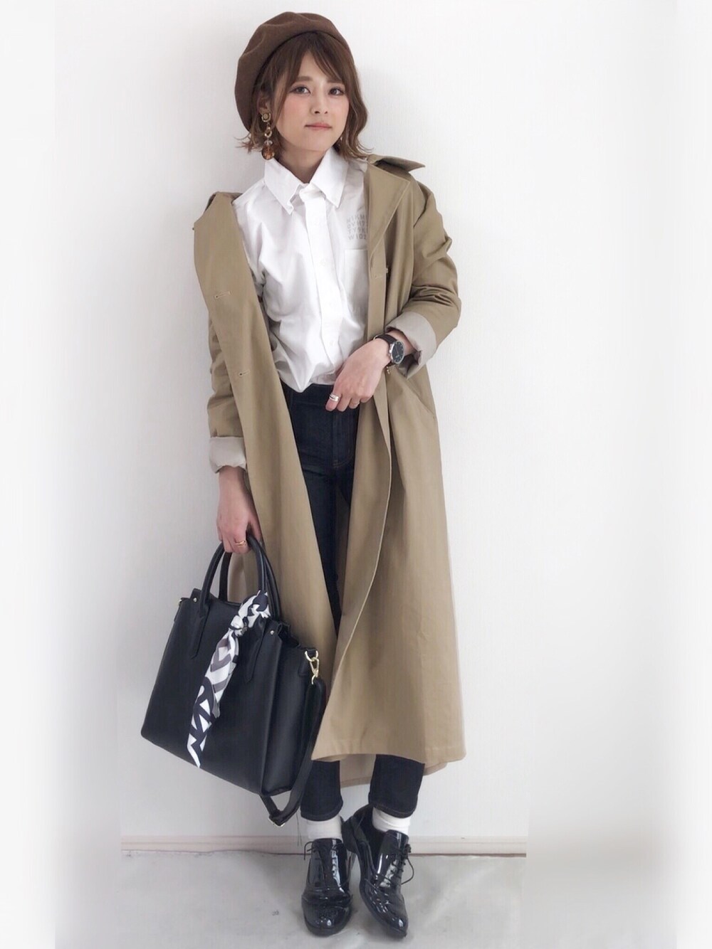 「春コーデ、カジュアルコーデ、白ソックス、トレンチコート、ドレスシューズ、シャツスタイル、ベレー帽、スカーフ、ベージュ、きれいめカジュアル」｜「klonのアイテム（トップス、ホワイト系）」を使った、yunさん（レディース・153cm）の冬コーディネートの1枚目の写真