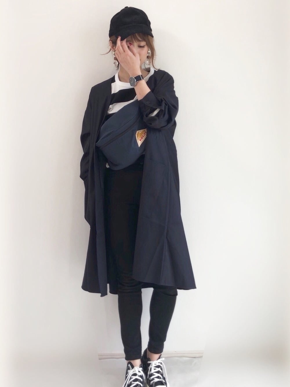 「キャップ、ブラウス、ボーダー、スニーカー、黒、converse、モノトーン、ラクチンコーデ、オトナカジュアル、シンプル」｜「AZUL ENCANTOの【消臭効果】【洗濯機で洗える】前開きロングブラウス（シャツ/ブラウス、ブルー系）」を使った、yunさん（レディース・153cm）の春コーディネートの1枚目の写真