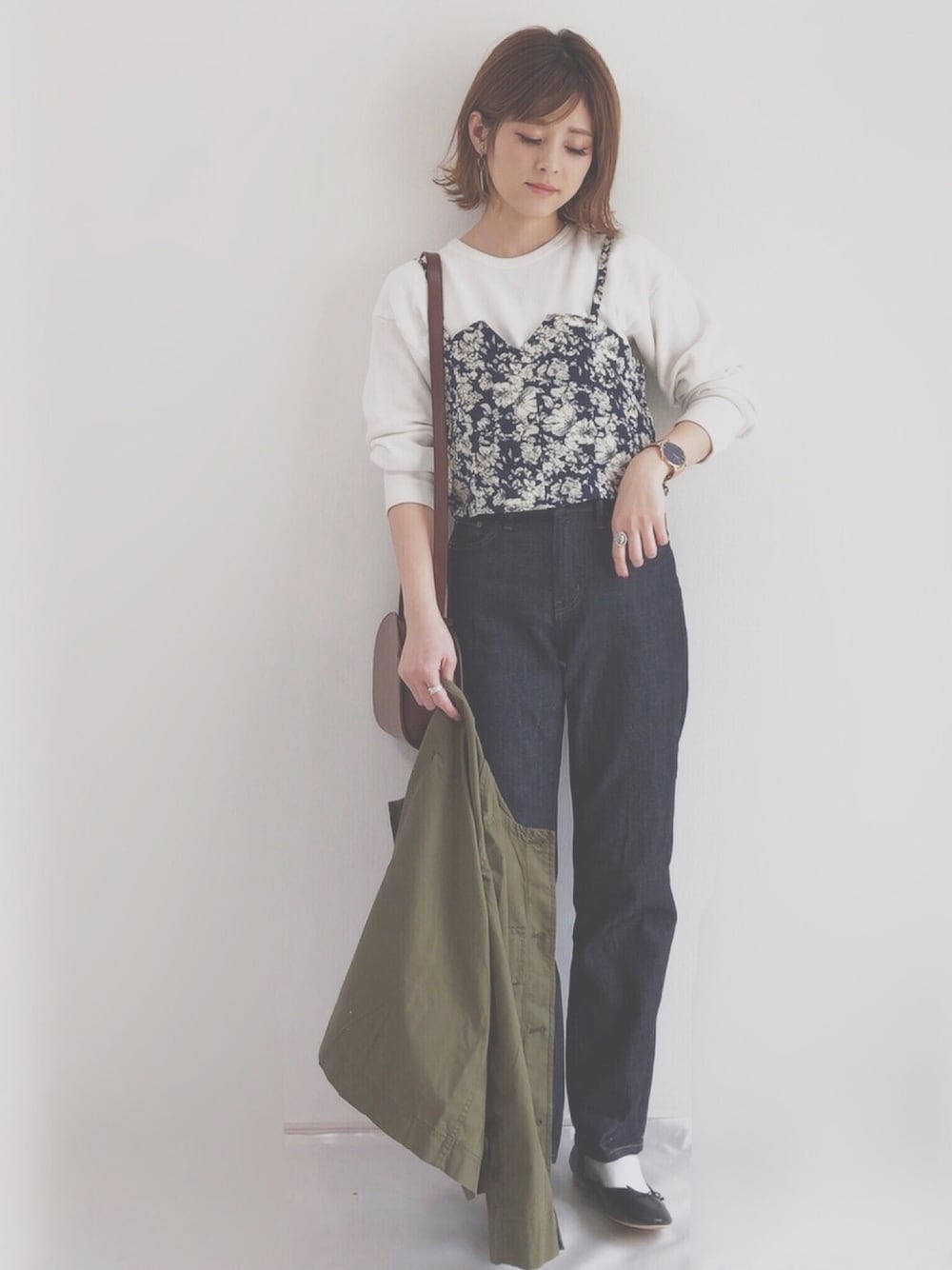「春、おしゃれさんと繋がりたい、デニム、プチプラ、UNIQLO、センスオブプレイス、オトナカジュアル、ビスチェ、低身長、バレエシューズ」｜「ADAM ET ROPE'のタックタックフォルムサーマル（Tシャツ/カットソー、ホワイト系）」を使った、yunさん（レディース・153cm）の春コーディネートの1枚目の写真