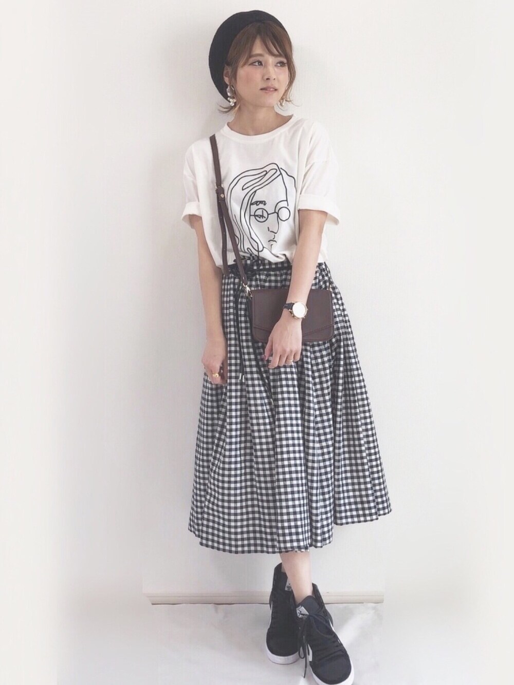 「ヒュンメル、TONAL、ギンガムチェック、春コーデ、GRL、スニーカーコーデ、おでかけ、白、ベレー帽、シンプル」｜「GRLのサーモベレー帽（ハンチング/ベレー帽、ブラック系）」を使った、yunさん（レディース・153cm）の春コーディネートの1枚目の写真