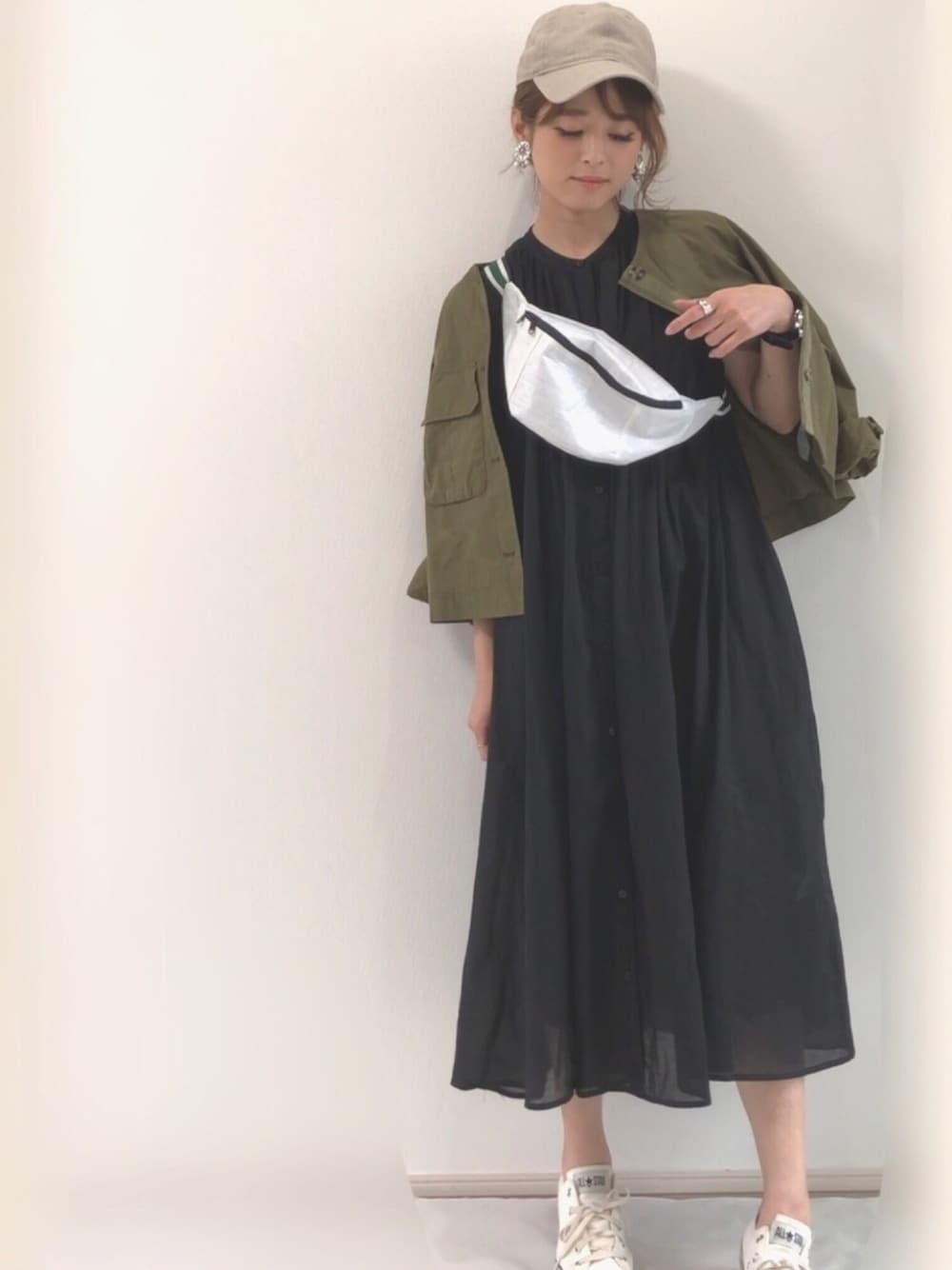 「アイラブメンズライク、Sonny　Label、スニーカーコーデ、converse、メンズライク、キャップ、ワンヒース、ウエストポーチ、サコッシュ、大人コーデ」｜「URBAN RESEARCH Sonny Labelのノースリーブギャザーワンピース（ワンピース、ブラック系）」を使った、yunさん（レディース・153cm）の春コーディネートの1枚目の写真