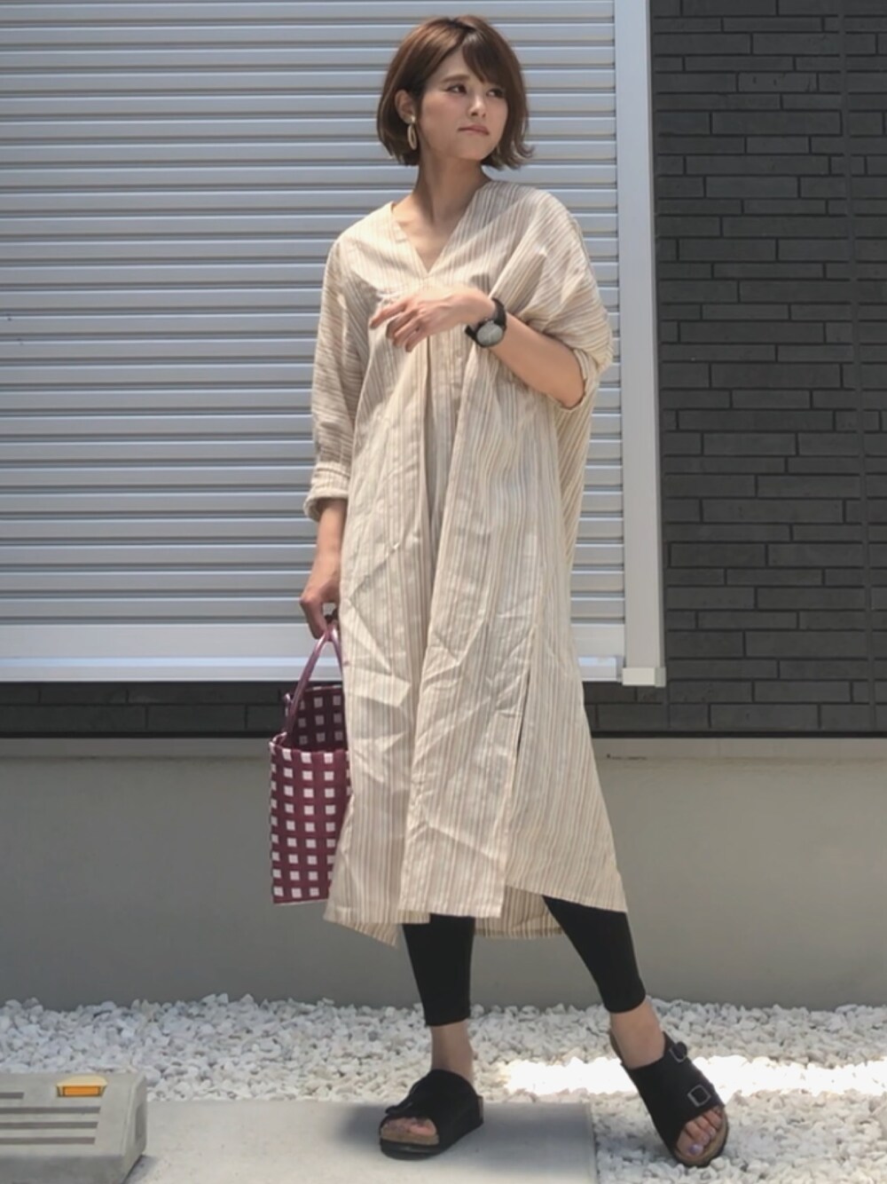 「カジュアルコーデ、shopnikoniko、プチプラ、ゆるコーデ、ワンピース、レギンス、コンフォートサンダル、MARNI、シャツワンピ、ストライプ」｜「shopnikonikoのコンフォート サンダル（サンダル、ブラック系）」を使った、yunさん（レディース・153cm）の夏コーディネートの1枚目の写真
