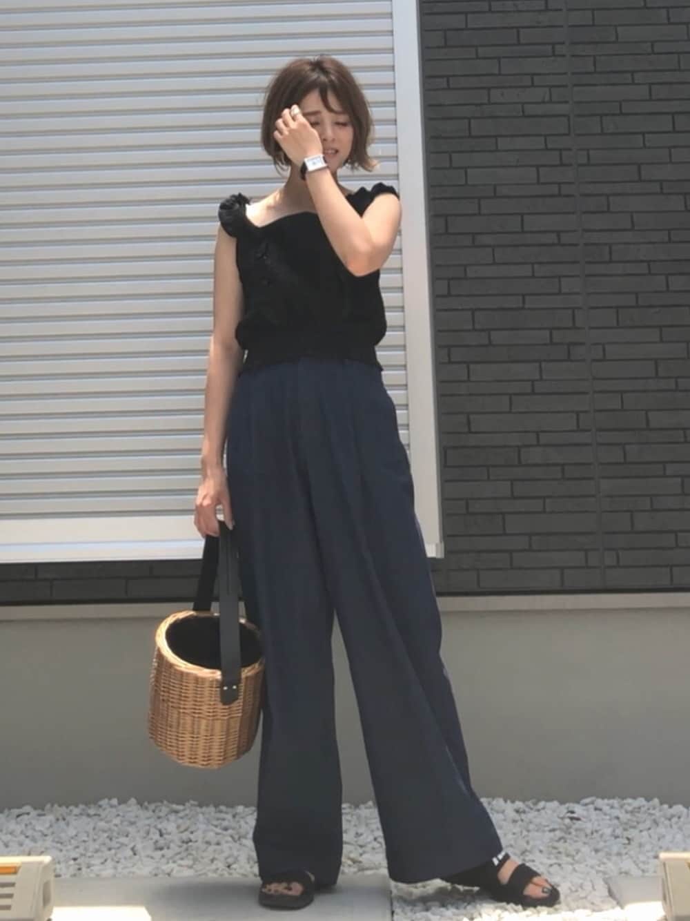 「GRL、夏コーデ、UNIQLO、オトナカジュアル、NIKE、デニムパンツ、カジュアル、プチプラコーデ、スポーツサンダル、かごバッグ」｜「GRLのバスケットカゴバッグ（かごバッグ、ブラック系）」を使った、yunさん（レディース・153cm）の夏コーディネートの1枚目の写真