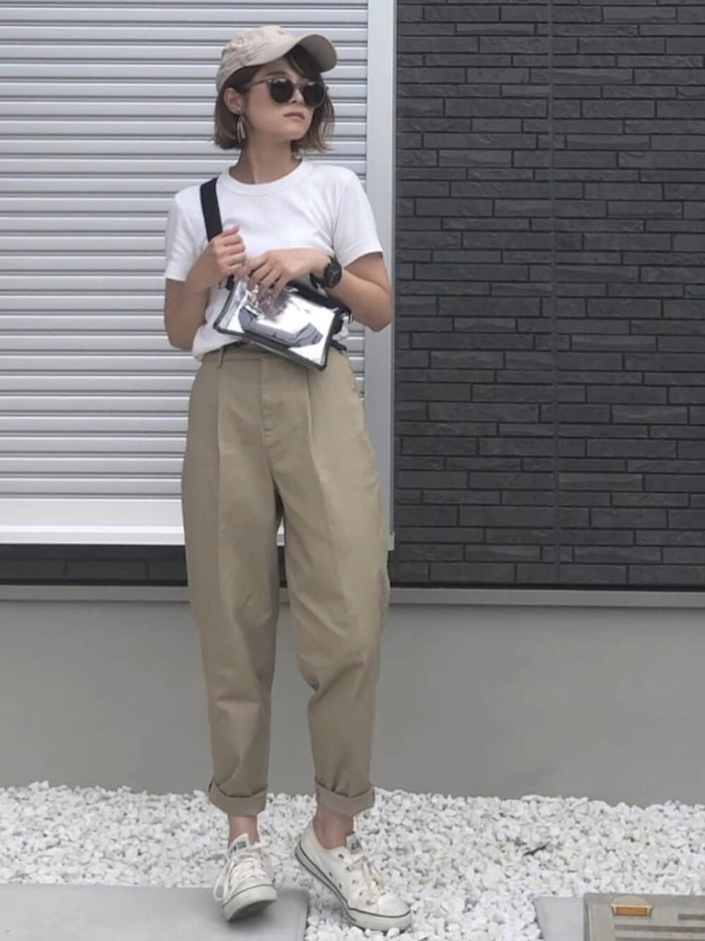 「ユニクロ、楽チンコーデ、パンツスタイル、白Tシャツ、ウエストポーチ、ラフ、キャップ、テーパードパンツ、コンバース、UNIQLO」｜「UNIQLOのクルーネックT（半袖）（Tシャツ/カットソー、ホワイト系）」を使った、yunさん（レディース・153cm）の夏コーディネートの1枚目の写真
