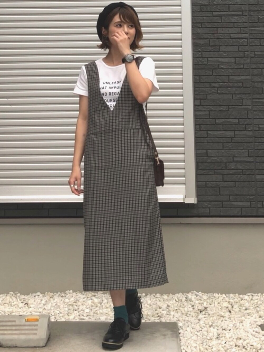 「GU、GRL、ガンクラブチェック、秋コーデ、ラクチンコーデ、シンプルコーデ、Tシャツ、大人ガーリー、ジャンパースカート、プチプラ」｜「GRLのミニポシェットバッグ（ショルダーバッグ、ブラウン系）」を使った、yunさん（レディース・153cm）の夏コーディネートの1枚目の写真