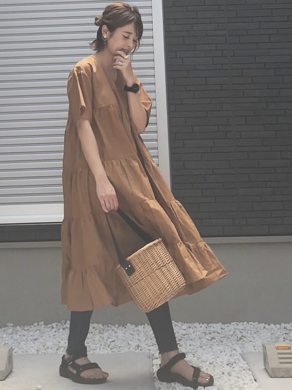 「夏セールで買いました、teva、プチプラコーデ、ワンピース、UNIQLO、ユニクロ、リラックススタイル、ベージュ、秋色、GRL」｜「&. NOSTALGIAのティアードギャザーコットンワンピース（ワンピース、ベージュ系）」を使った、yunさん（レディース・153cm）の夏コーディネートの1枚目の写真