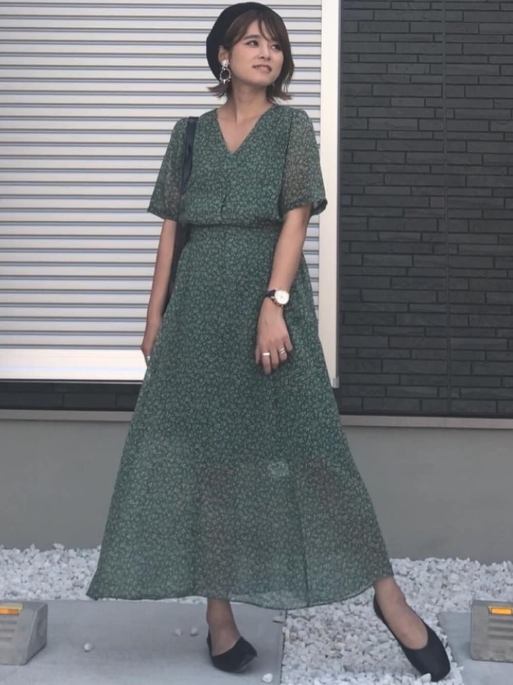 「カジュアルコーデ、ガーリーコーデ、花柄ワンピース、GRL、秋カラー、大人ガーリー、グリーン、花柄、レトロ、オトナカジュアル」｜「GRLのサーモベレー帽（ハンチング/ベレー帽、ブラック系）」を使った、yunさん（レディース・153cm）の夏コーディネートの1枚目の写真