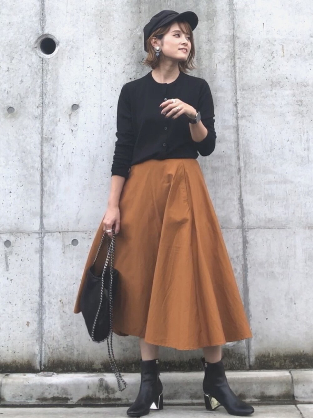 「秋のブラウンスタイル、UNIQLO、ユニクロ、キャスケット、カーディガン、ZARA、シンプル、きれいめカジュアル、スカート」｜「UNIQLOのエクストラファインメリノクルーネックカーディガン（長袖）（ニット/セーター、ブラック系）」を使った、yunさん（レディース・153cm）の秋コーディネートの1枚目の写真
