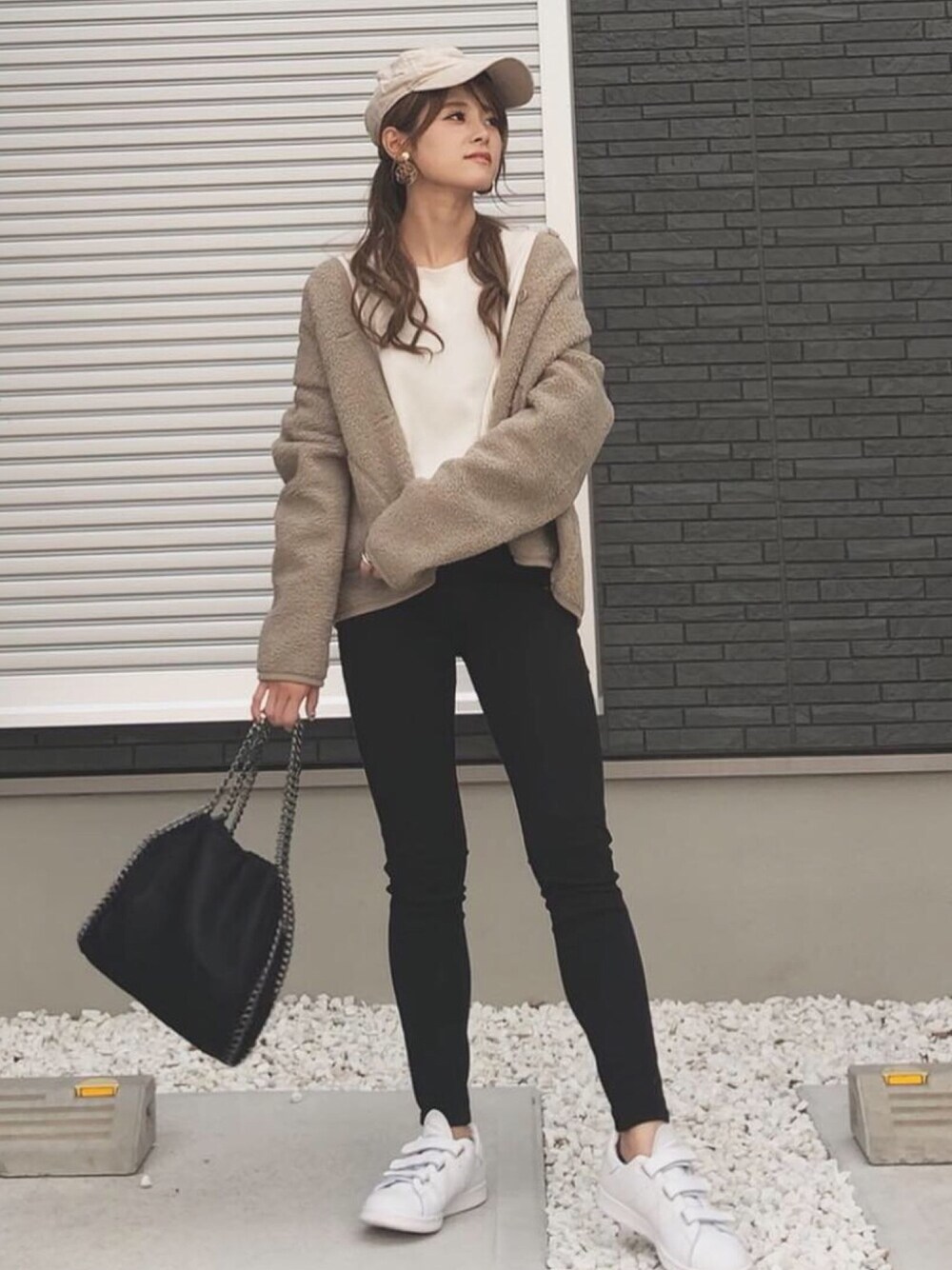 「ユニクロ、UNIQLO、レギンス、ワッフルクルーネックＴ、キャップ、フリース、スニーカー、ラフ、シンプルコーデ、休日スタイル」｜「UNIQLOのフリースノーカラージャケット（長袖）（その他アウター、ベージュ系）」を使った、yunさん（レディース・153cm）の秋コーディネートの1枚目の写真