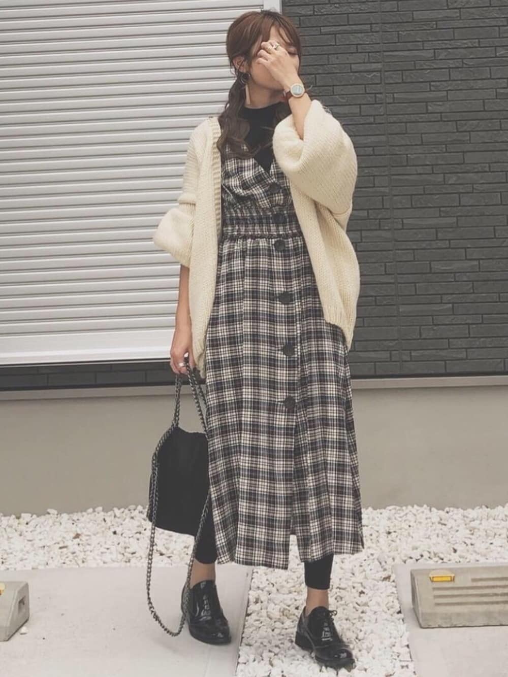 「カジュアルコーデ、ZARA、チェック、ボリューム袖、カーディガン、モノトーンコーデ、レギンス、プチプラ、titivate、秋コーデ」｜「titivateのﾛｰｹﾞｰｼﾞﾆｯﾄｶｰﾃﾞｨｶﾞﾝ（カーディガン/ボレロ、ベージュ系）」を使った、yunさん（レディース・153cm）の秋コーディネートの1枚目の写真