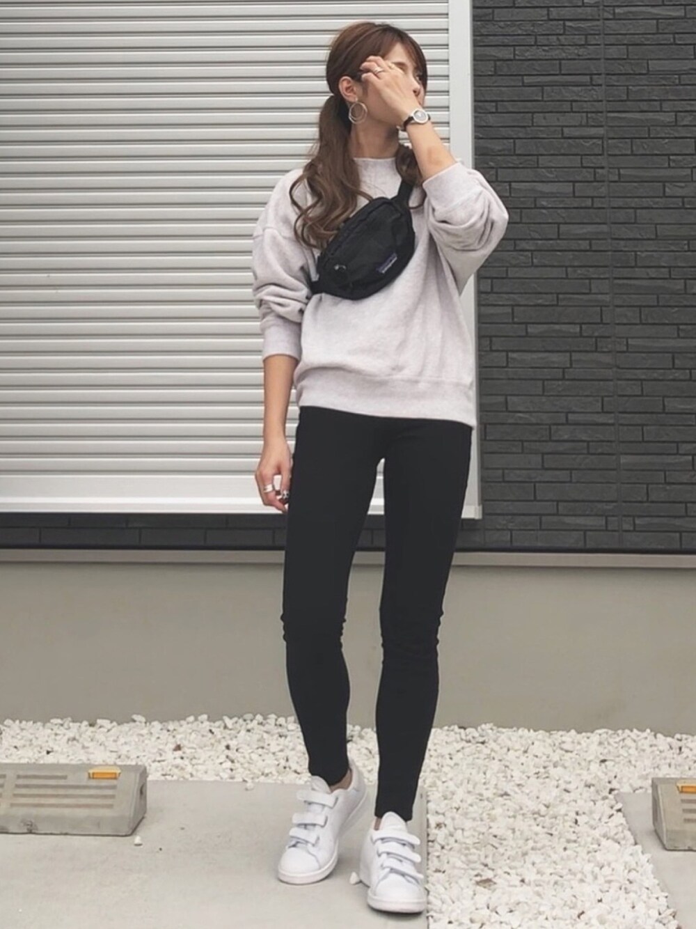 ホワイト系のパーカー、ブラック系のその他パンツ、ブラック系のボディバッグ/ウエストポーチを着用したレディースの秋コーディネートの1枚目の写真