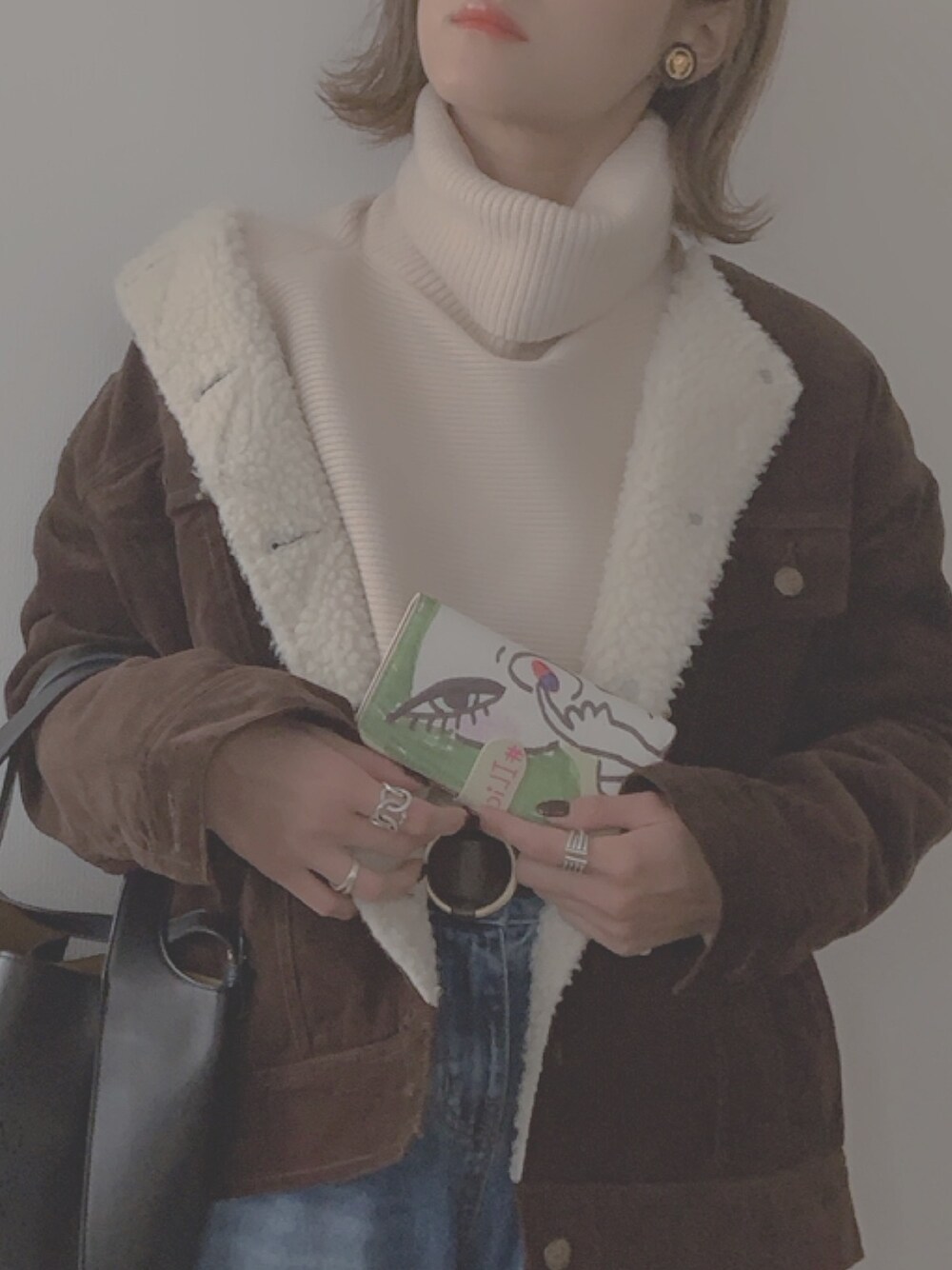 「FLOVE、LEE、シンプルコーデ、きれいめカジュアル、オトナ女子、オトナカジュアル、秋冬コーデ、ボア、ジャケット、ママコーデ」｜「titivateのﾀｰﾄﾙﾄﾞﾙﾏﾝなめらかﾆｯﾄ（ニット/セーター、ホワイト系）」を使った、yunさん（レディース・153cm）の秋コーディネートの1枚目の写真