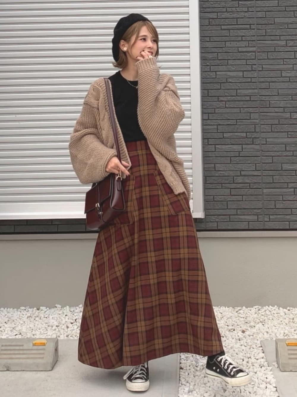 「ストリート服が好き、秋のコーデ、GRL、大人カジュアル、大人ガーリー、サロペット、チェックスカート、ざっくりニット、カーディガン、ベレー帽」｜「ZOZOのホールガーメントクルーネックニットプルオーバー（パターンオーダー）／ブラック[WOMEN]（ニット/セーター、ブラック系）」を使った、yunさん（レディース・153cm）の秋コーディネートの1枚目の写真