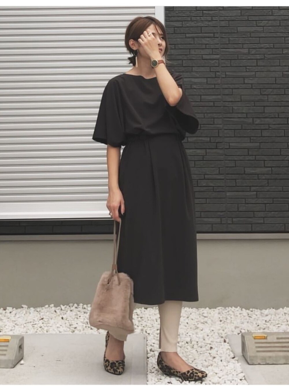 ブラック系のワンピース、ベージュ系のパンプス、ベージュ系のレギンス/スパッツを着用したレディースの秋コーディネートの1枚目の写真