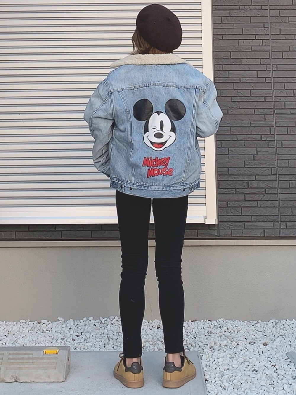 「シンプルおしゃれが好き、リーバイスミッキー、GRL、ベレー帽、ジャケット、Levi's、スニーカーコーデ、adidas、デニムジャケット、カジュアル」｜「GRLのウールベレー帽（ハンチング/ベレー帽、ブラウン系）」を使った、yunさん（レディース・153cm）の秋コーディネートの1枚目の写真