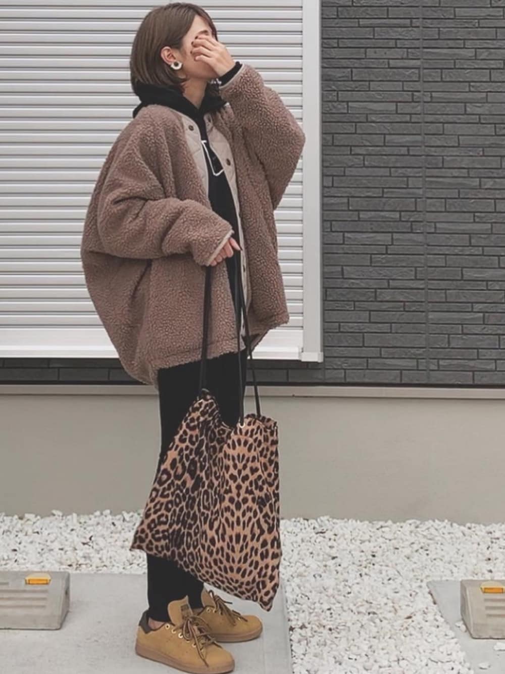 「adidas、パーカー、レオパード、プチプラ、スニーカー、ボアコート、カジュアル、大人カジュアル、UNIQLO、スニーカー女子」｜「pichi_officialのアイテム（ジャケット/アウター、ブラウン系）」を使った、yunさん（レディース・153cm）の秋コーディネートの1枚目の写真