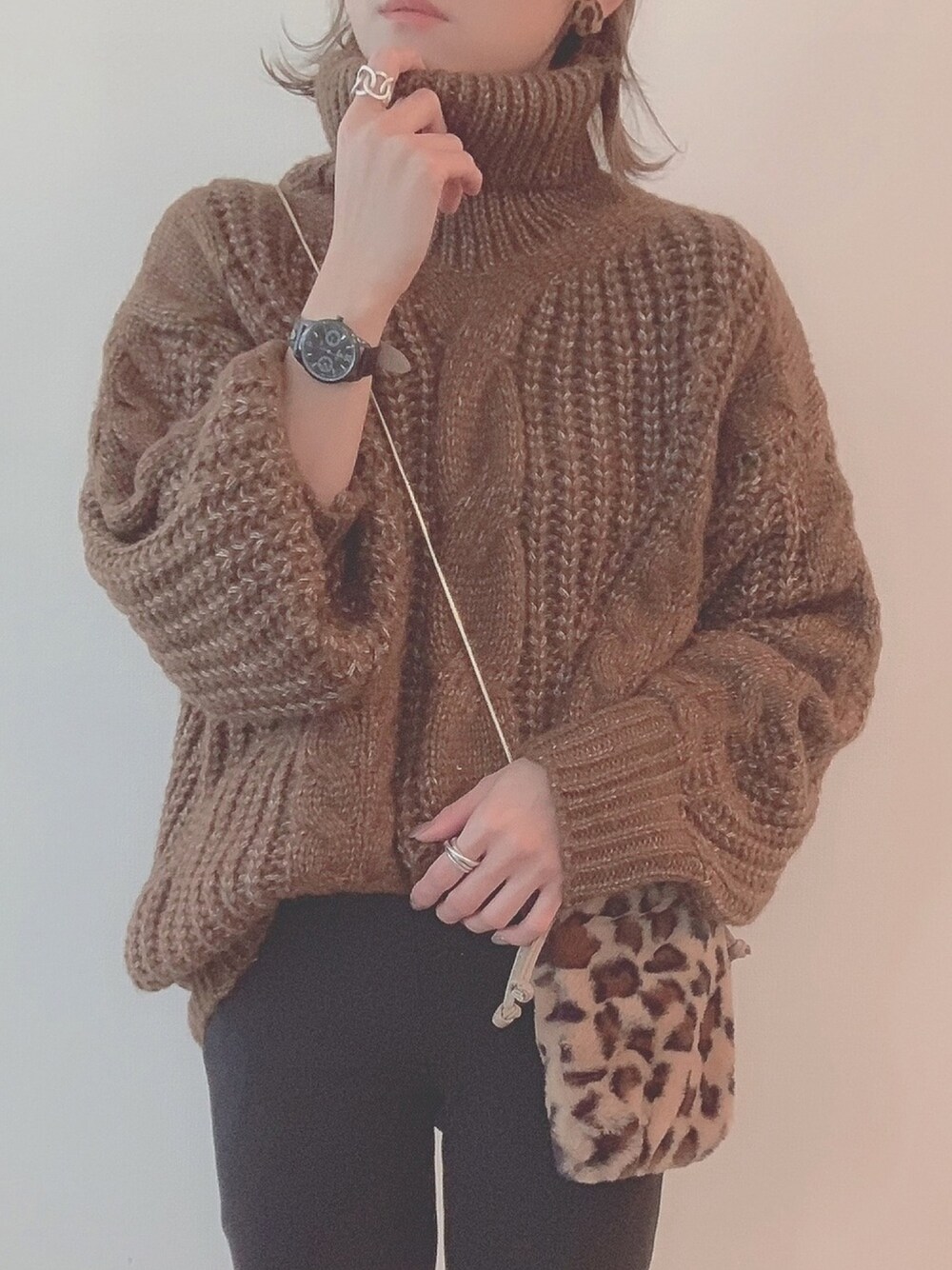 「アイラブCONVERSE、dholic、ざっくりニット、ケーブルニット、韓国ファッション、UNIQLO、ユニクロ、秋冬コーデ、レオパード、黒スキニー」｜「DHOLICのタートルネックツイストニット（ニット/セーター、ブラウン系）」を使った、yunさん（レディース・153cm）の冬コーディネートの1枚目の写真