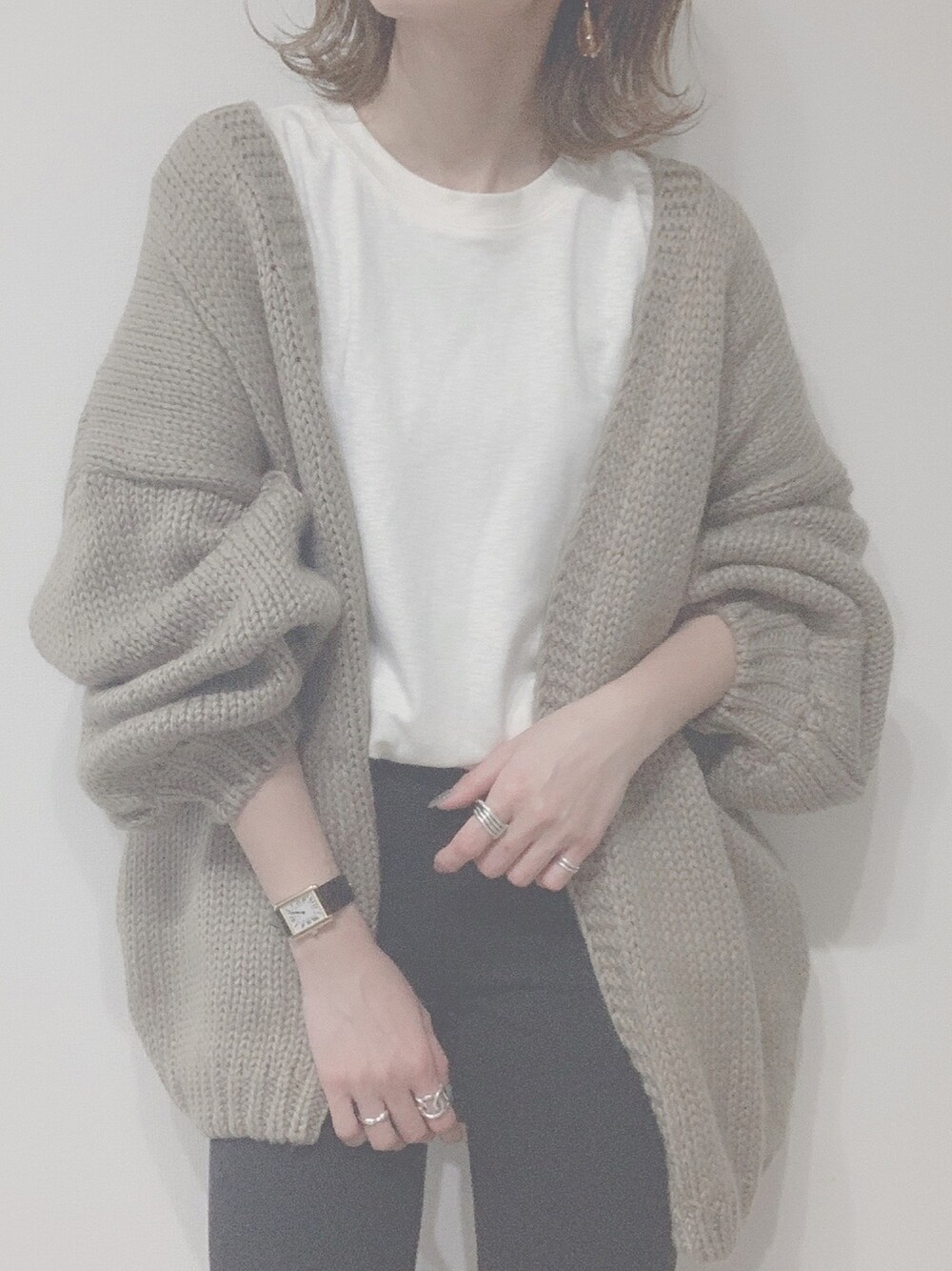 ホワイト系のTシャツ/カットソー、ベージュ系のカーディガン/ボレロ、ブラック系のその他パンツを着用したレディースの冬コーディネートの1枚目の写真