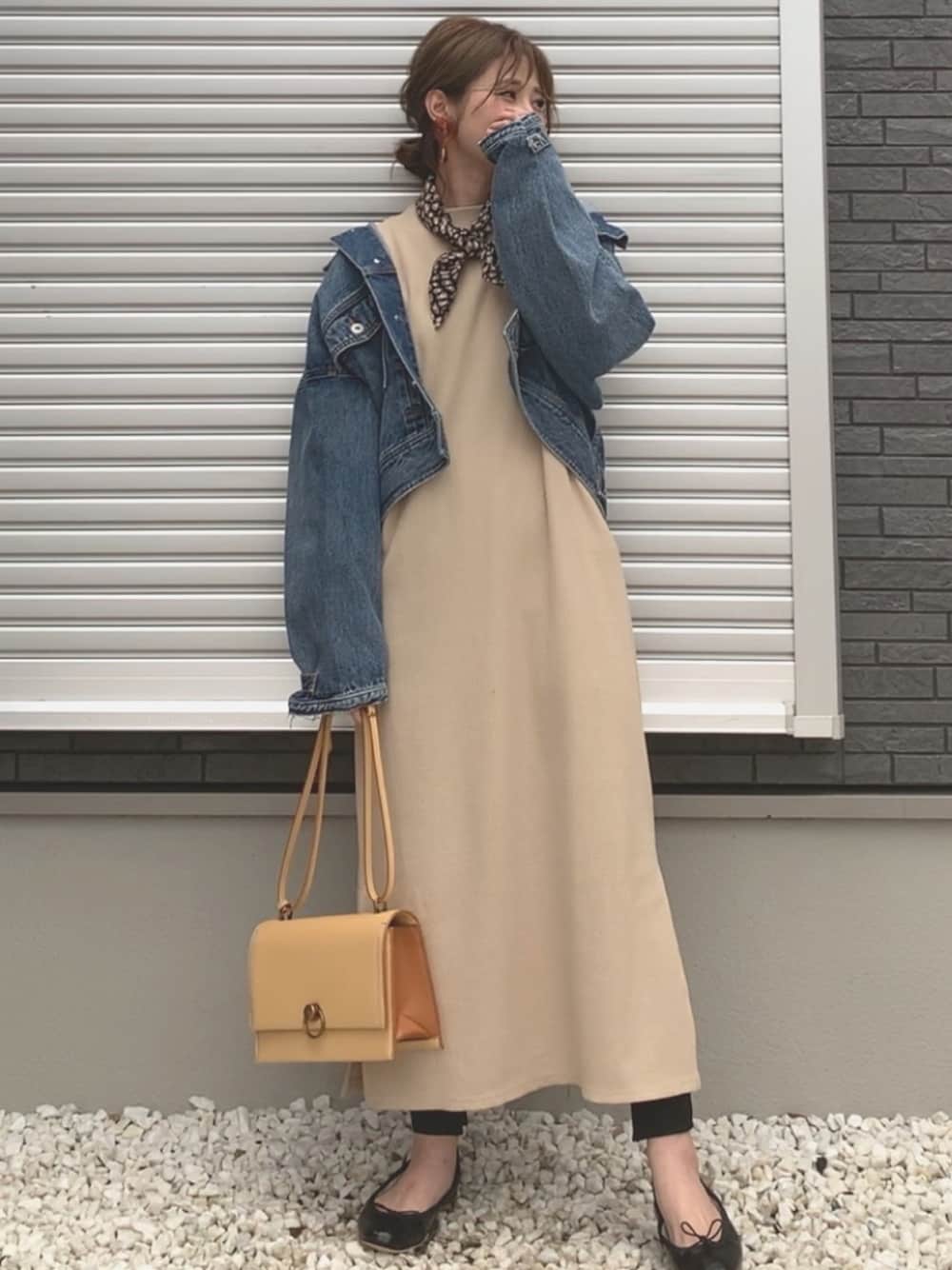 「カジュアル、ワッフルワンピース、サーマル、デニムジャケット、ラクチンコーデ、休日スタイル、ベージュ、デニムパンツ、ユニクロ、レギンス」｜「M.deuxの【WEB限定】ワッフルサーマルワンピ（ワンピース、ベージュ系）」を使った、yunさん（レディース・153cm）の冬コーディネートの1枚目の写真