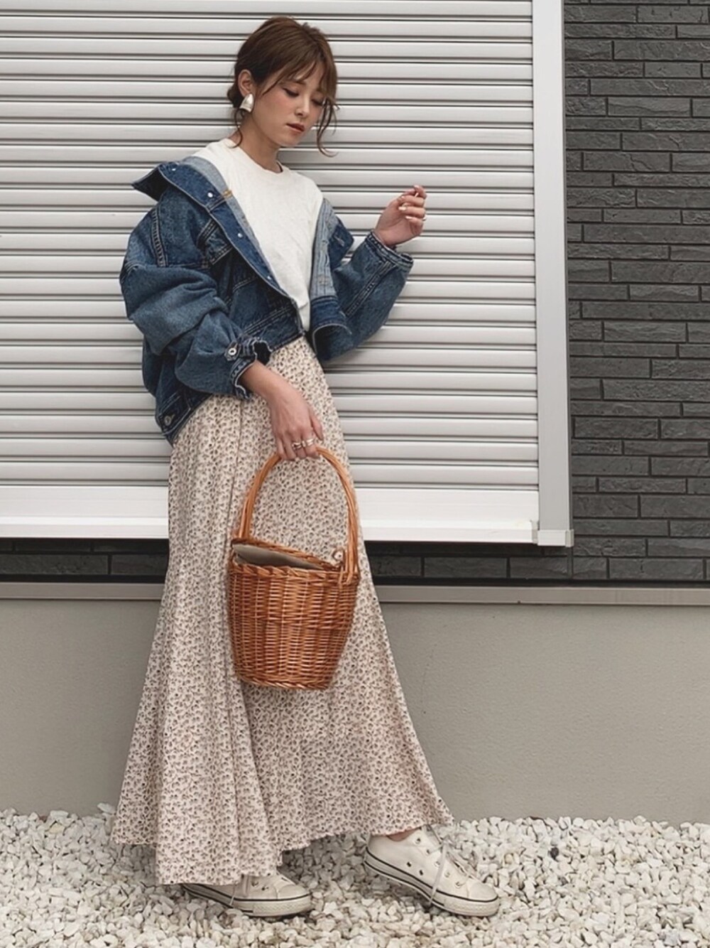 「デニムジャケット、auntmarie's 、花柄スカート、カジュアルコーデ、コンバース、スニーカー、プチプラ、休日スタイル、ロングスカート、converse」｜「Aunt Marie'sのAUNT MARIE'S Flowerマーメイドラインロングスカート（スカート、ホワイト系）」を使った、yunさん（レディース・153cm）の冬コーディネートの1枚目の写真
