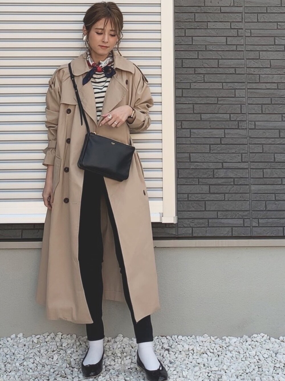 「トレンチコート、大人カジュアル、dholic、スカーフ、UNIQLO、porselli、シンプルコーデ、今日のコーデ、ボーダー、ベージュ」｜「KATHARINE ROSSの【KATHARINE ROSS】WEB限定 馬車柄ミニスカーフ（バンダナ/スカーフ、レッド系）」を使った、yunさん（レディース・153cm）の冬コーディネートの1枚目の写真