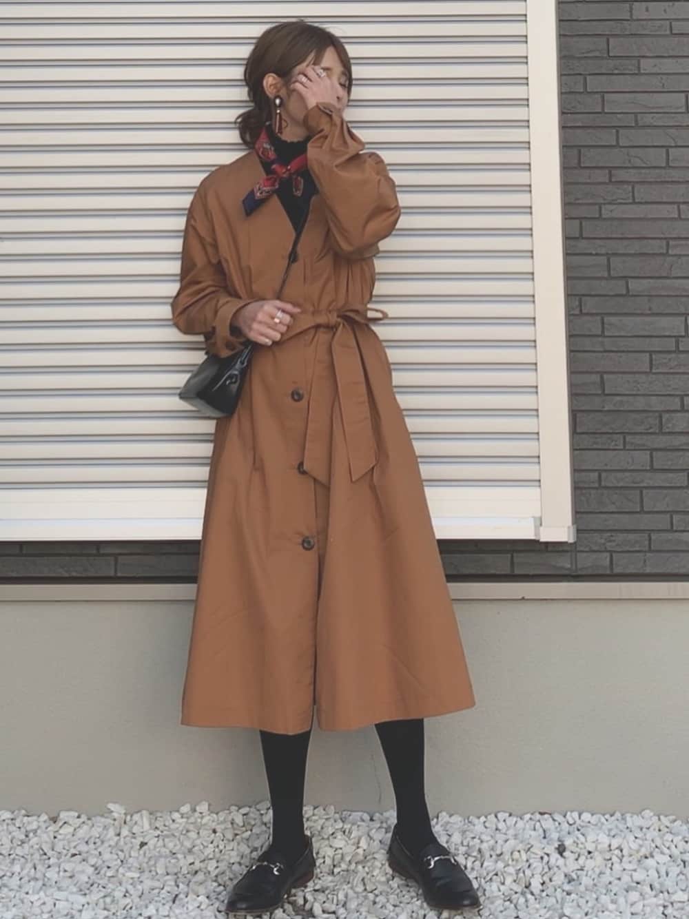 「休日スタイル、GU、ノーカラーコート、スカーフ、ショルダーバッグ、大人カジュアル、春色、お洒落さんとつながりたい、プチプラコーデ、デート」｜「fifthのフィットニットタートルトップス/リブニット（ニット/セーター、ブラック系）」を使った、yunさん（レディース・153cm）の春コーディネートの1枚目の写真
