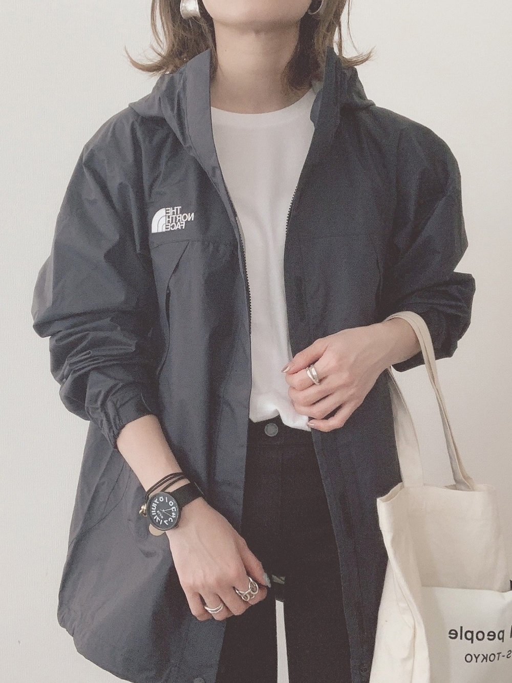 「大人カジュアル、シンプルコーデ、モノトーンコーデ、THE NORTH FACE、黒、UNIQLO、ティーンズ、パックTシャツ、春コーデ、春アウター」｜「PHILIPPE AUDIBERTの【WEB限定】PHILIPPE AUDIBERT サークルリング / フィリップオーディベール / 指輪（リング、シルバー系）」を使った、yunさん（レディース・153cm）の春コーディネートの1枚目の写真