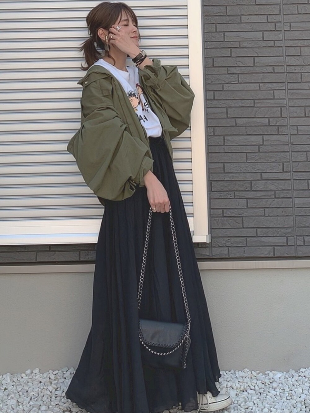 「平成最後のWEARISTAセンバツ、GRL、マキシスカート、ミリタリージャケット、dholic、Tシャツ、コンバース、シンプル、スニーカーコーデ、ロングスカート」｜「GRLのチェーンフラップショルダーバッグ（ショルダーバッグ、ブラック系）」を使った、yunさん（レディース・153cm）の春コーディネートの1枚目の写真