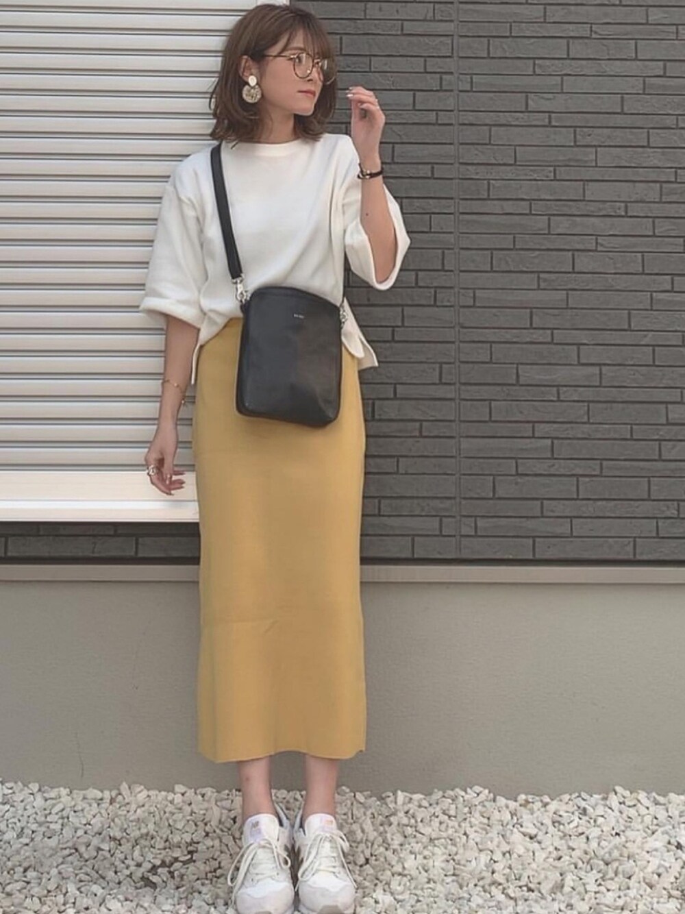 「休日スタイル、ラクチンコーデ、スニーカー、fifth、タイトスカート、セットアップ、大人カジュアル、令和初コーデ、白Tシャツ」｜「fifthのカラースカートセットアップ（セットアップ、イエロー系）」を使った、yunさん（レディース・153cm）の春コーディネートの1枚目の写真