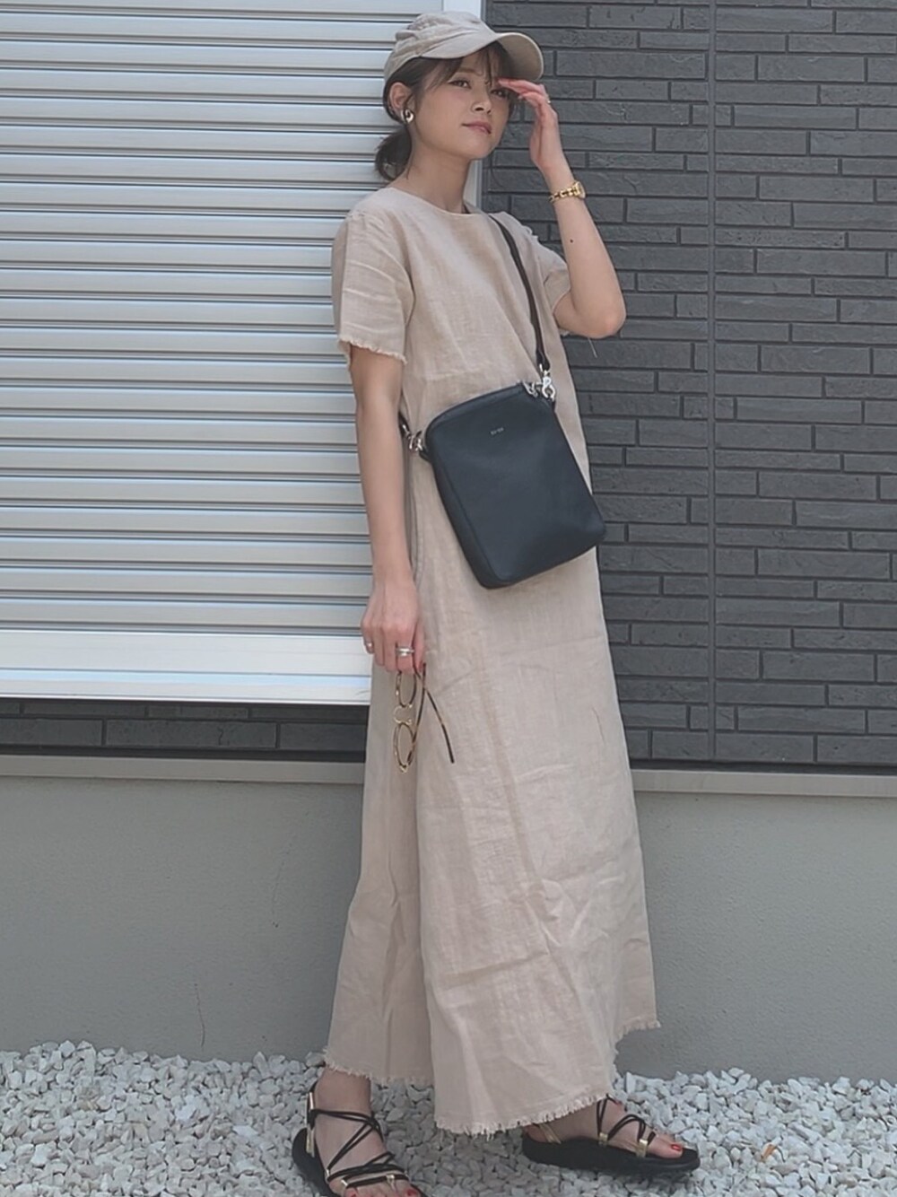 「おしゃれさんと繋がりたい、ベージュ、dholic、teva、キャップ、プチプラ、オーバーサイズ、ロングワンピース、サンダル、ワントーンコーデ」｜「DHOLICのリネンフレイドヘム半袖ロングワンピース（ワンピース、ベージュ系）」を使った、yunさん（レディース・153cm）の春コーディネートの1枚目の写真