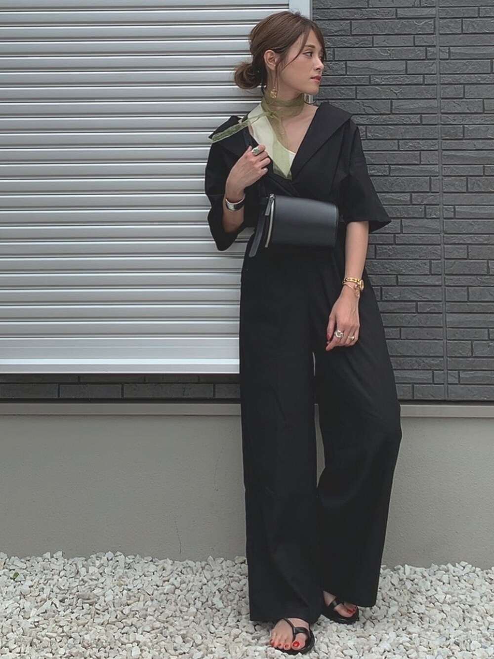 「春夏コーデ、オールインワン、低身長コーデ、サンダル、オールブラック、ブラック、大人カジュアル、ワンショルダー」｜「EMODAのクロスオールインワン（つなぎ/オールインワン、ブラック系）」を使った、yunさん（レディース・153cm）の春コーディネートの1枚目の写真