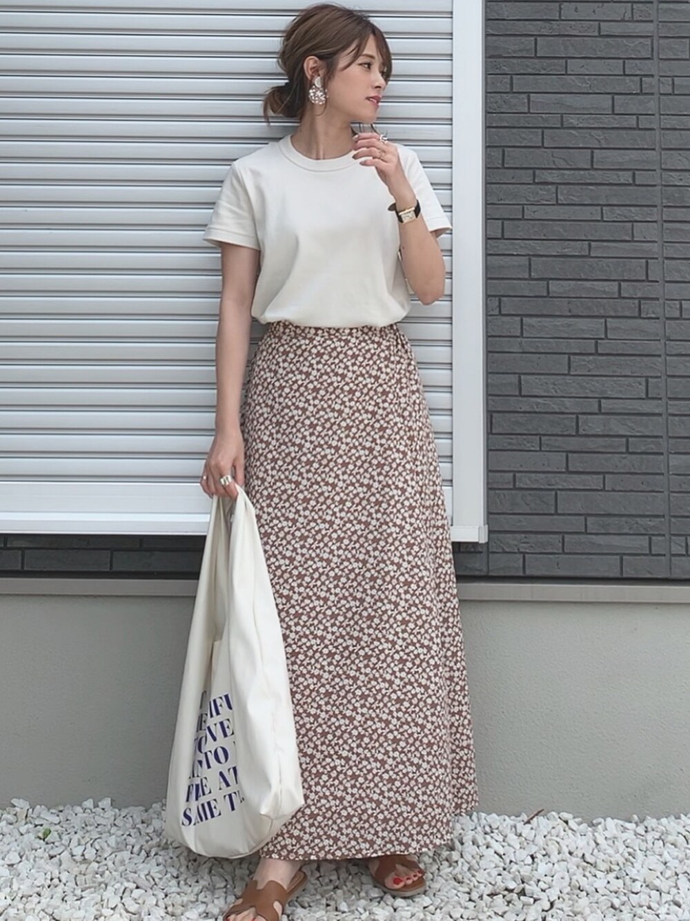 「夏コーデ、UNIQLO、GU、花柄スカート、ラクチンコーデ、カジュアル、低身長、大人カジュアル、白Tシャツ」｜「GUのアイテム（スカート、ブラウン系）」を使った、yunさん（レディース・153cm）の春コーディネートの1枚目の写真