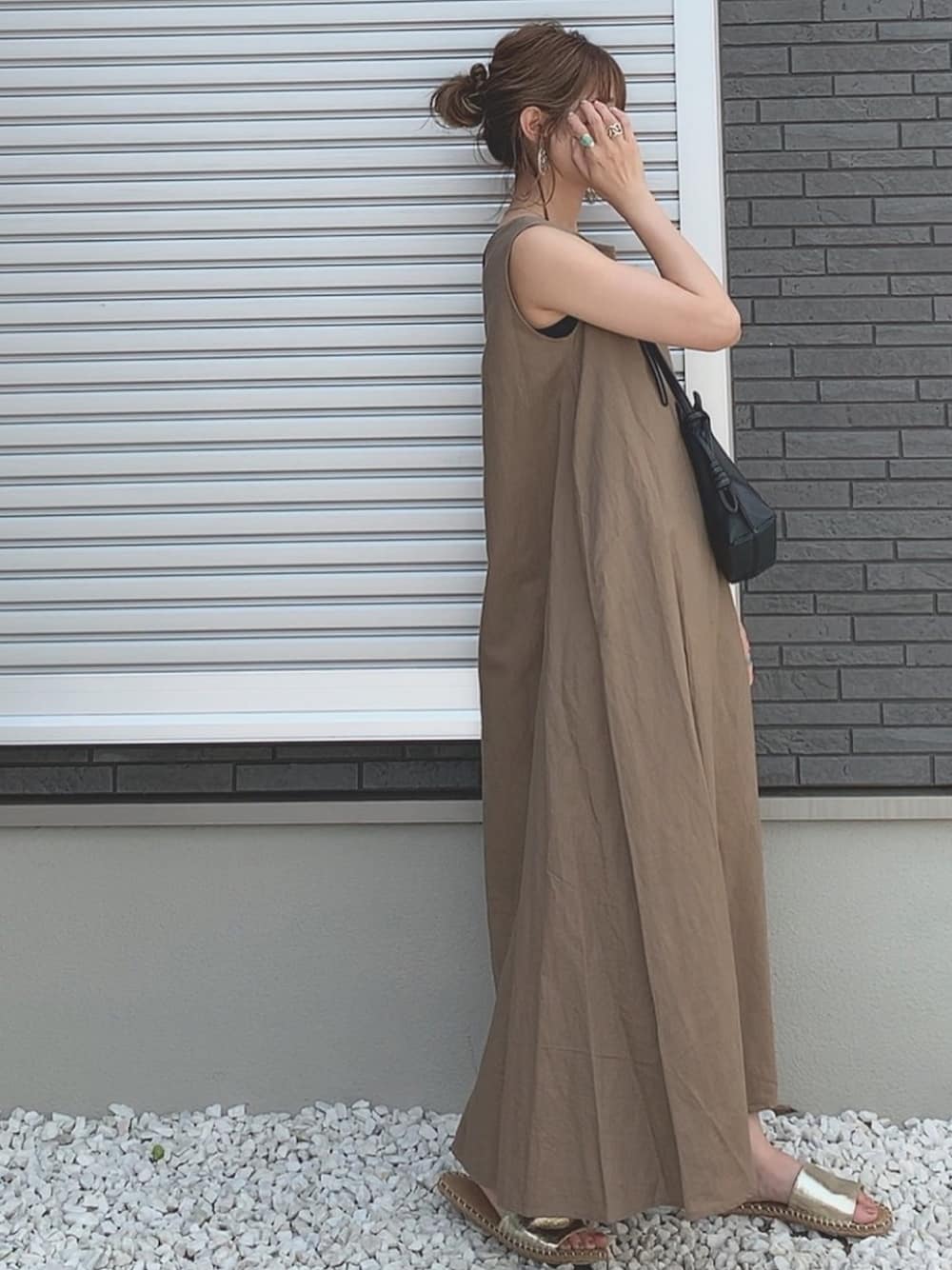 「夏、SonnyLabel、オトナカジュアル、ラクチンコーデ、お洒落さんとつながりたい、ベージュ、リネンワンピース、ロングワンピース、リラックススタイル」｜「URBAN RESEARCH Sonny Labelのフレンチリネンテントワンピース（ワンピース、ブラウン系）」を使った、yunさん（レディース・153cm）の夏コーディネートの1枚目の写真