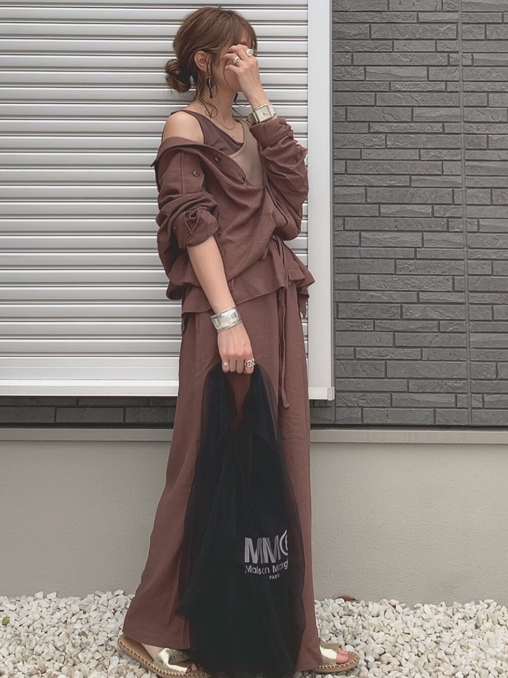「リエディ、MM6、ブラウンコーデ、ワンショルダー、ラクチンコーデ、サンダル、ブラウン、ゆるコーデ、今日のコーデ」｜「Re:EDITのsoftリネンルーズサファリシャツジャケット（テーラードジャケット、ブラウン系）」を使った、yunさん（レディース・153cm）の夏コーディネートの1枚目の写真