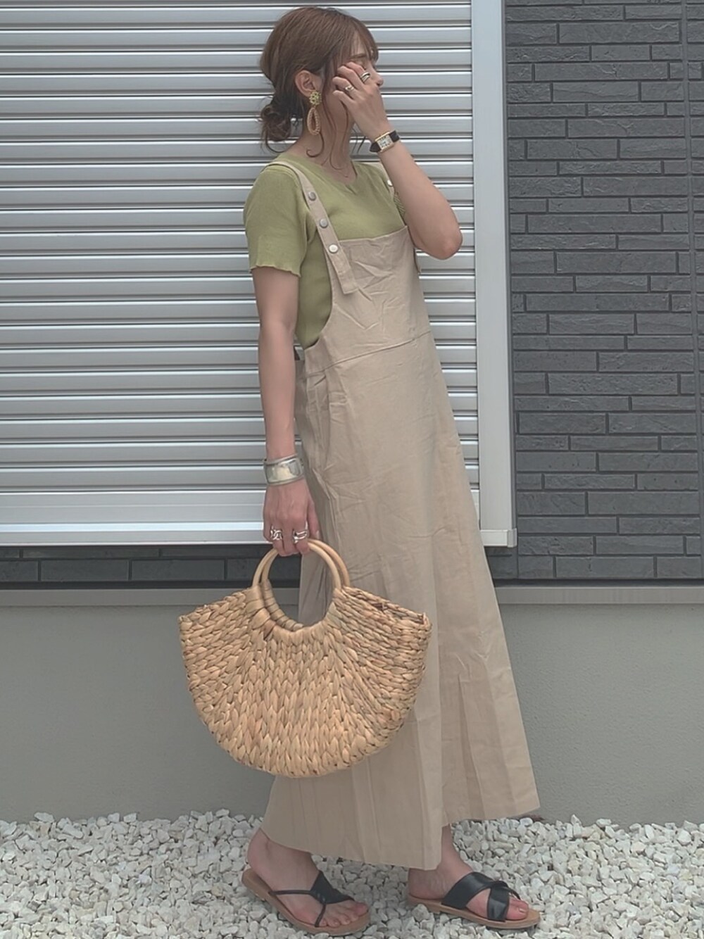 「夏コーデ、きれいめカジュアル、ジャンパースカート、GRL、ベージュ、プチプラコーデ、グリーン」｜「DHOLICのバックリボンリブニット（ニット/セーター、グリーン系）」を使った、yunさん（レディース・153cm）の夏コーディネートの1枚目の写真