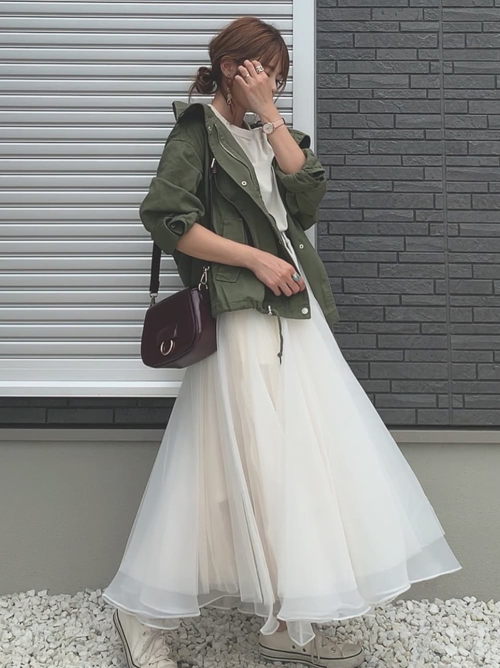 「大人トレンドカジュアル、マウテンパーカー、チュールスカート、秋服、シンプルコーデ、プチプラ、カーキ、ロングスカート、コンバース、シャツスタイル」｜「LA BELLE ETUDEの【LA BELLE ETUDE】【Belle vintage】デニムドッキングボリュームチュールスカート（スカート、ホワイト系）」を使った、yunさん（レディース・153cm）の秋コーディネートの1枚目の写真