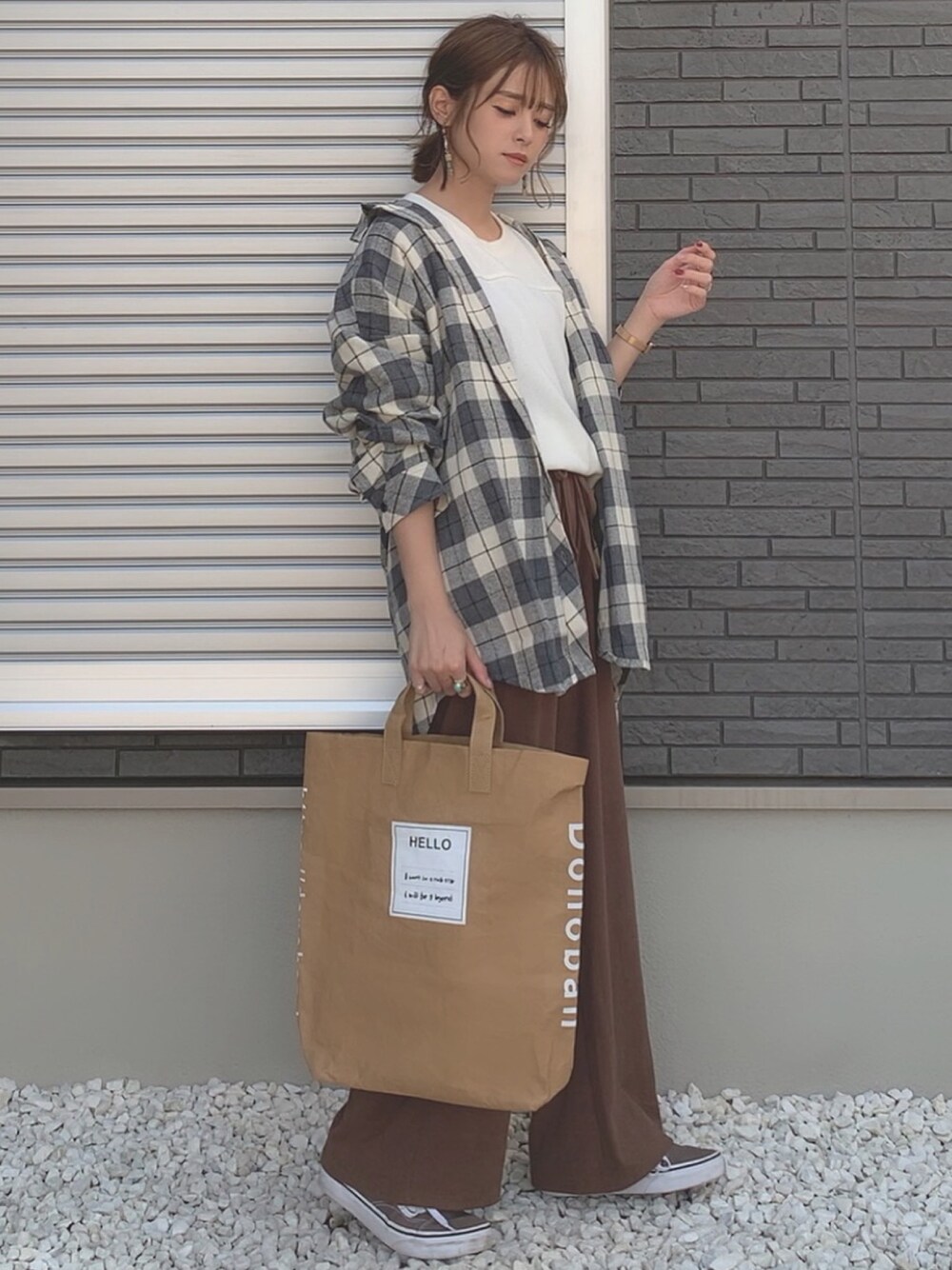 「秋コーデ、チェック、シンプルコーデ、大人カジュアル、パンツスタイル、カジュアル、シャツスタイル、VANS」｜「Auntie Rosa Holidayの【Holiday】起毛リラックスロングパンツ◆WEB限定◆（その他パンツ、ブラウン系）」を使った、yunさん（レディース・153cm）の秋コーディネートの1枚目の写真