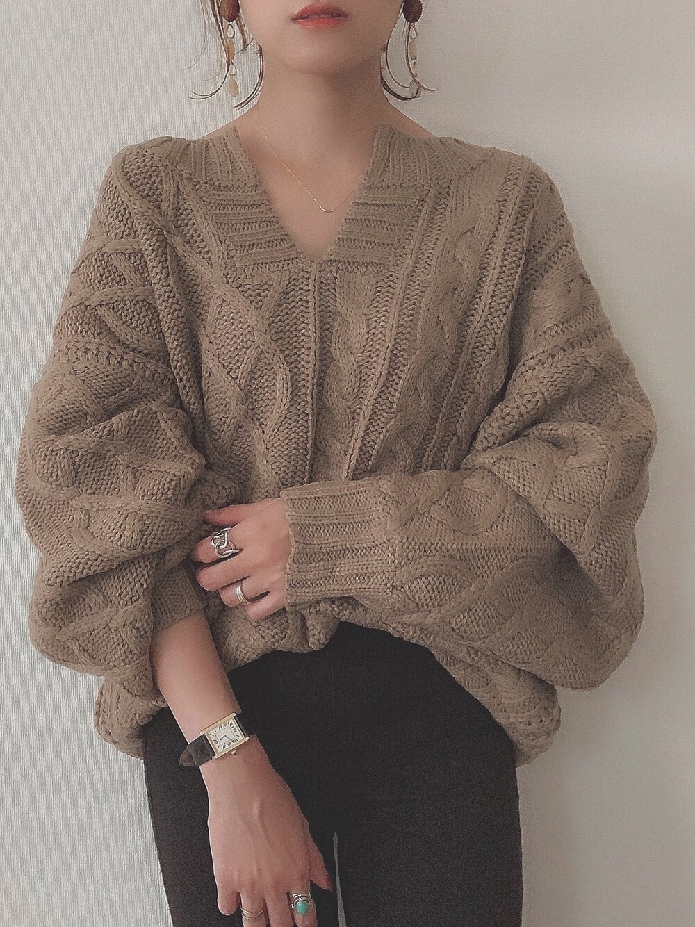 「GRL、titivate、ケーブル編み、ケーブルニット、キーネック、秋コーデ、ラクチンコーデ、大人カジュアル、大人コーデ、秋冬コーデ」｜「titivateのｹｰﾌﾞﾙ編みｷｰﾈｯｸﾆｯﾄﾌﾟﾙｵｰﾊﾞｰ（ニット/セーター、ベージュ系）」を使った、yunさん（レディース・153cm）の秋コーディネートの1枚目の写真