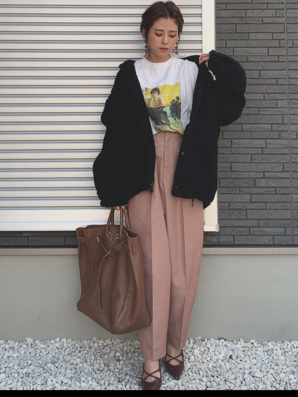 「wearhalloween2019、GU、ボア、ボアコート、ボアジャケット、秋コーデ、パンツスタイル、パンプス」｜「6の＜6(ROKU)＞TWIN PEAKS AUDREY HORNE PHOTO T-SHIRT/Tシャツ（Tシャツ/カットソー、ホワイト系）」を使った、yunさん（レディース・153cm）の秋コーディネートの1枚目の写真