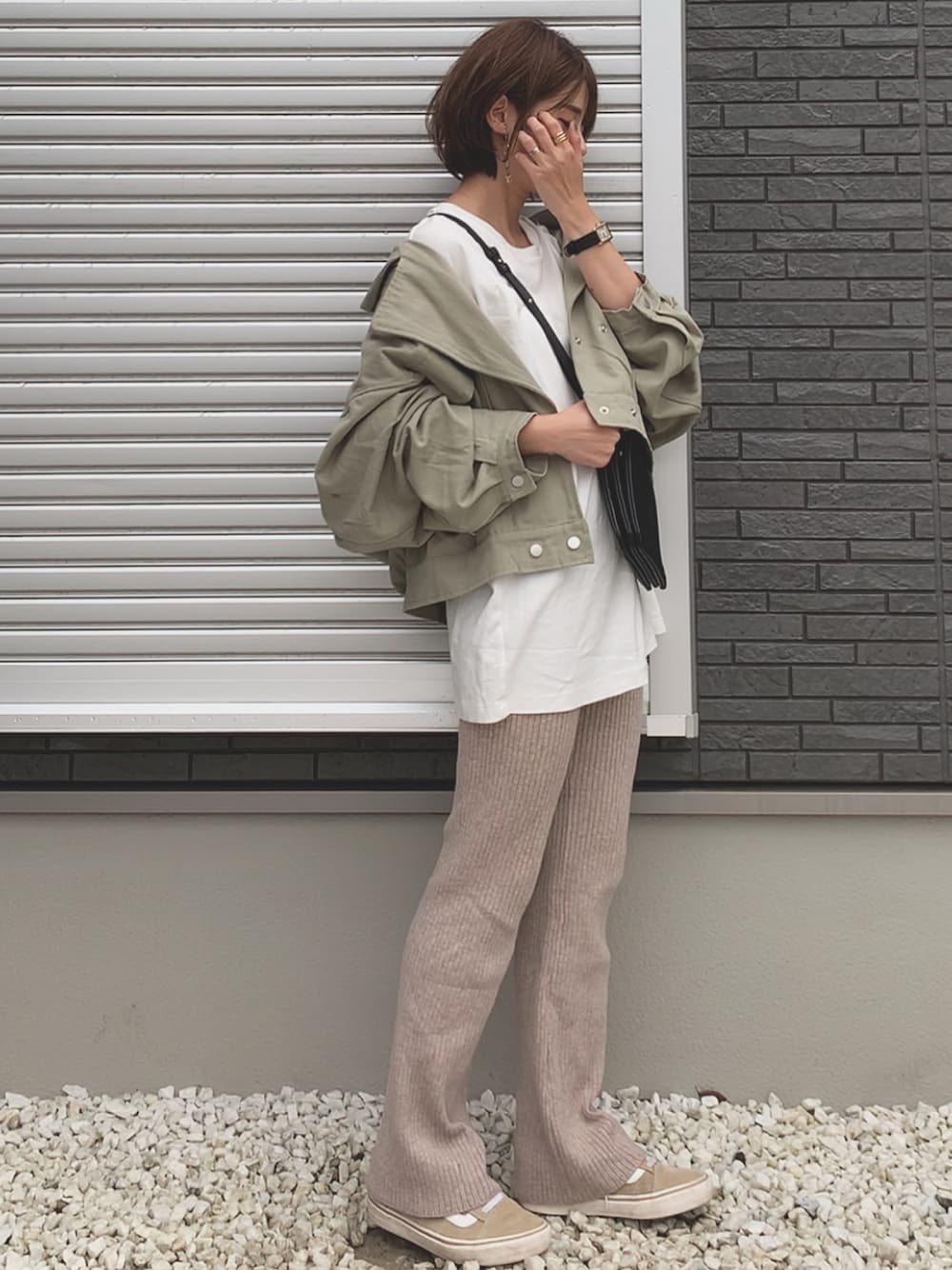 「フレアパンツ、ニットパンツ、大人カジュアル、雨の日コーデ、秋冬コーデ、オーバーサイズ、ラクチンコーデ、ショルダーバッグ」｜「DHOLICのポケットダブルボタンジャケット（その他アウター、グリーン系）」を使った、yunさん（レディース・153cm）の秋コーディネートの1枚目の写真