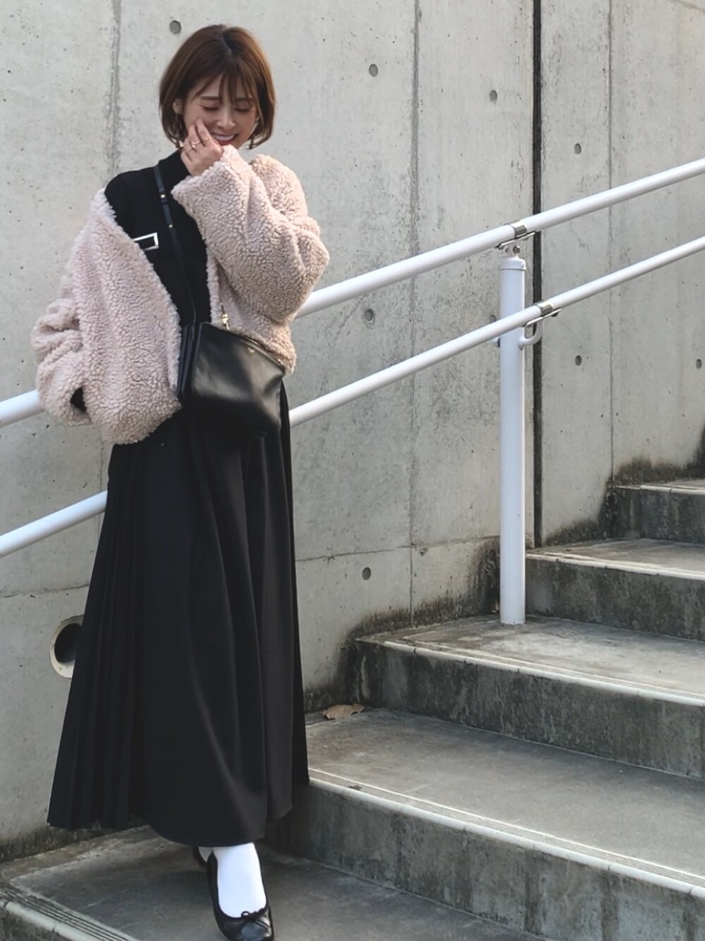 「休日スタイル、シンプルコーデ、カジュアルコーデ、プリーツスカート、ボアブルゾン、ラクチンコーデ、冬コーデ、ワントーンコーデ、タートルネック」｜「MERCURYDUOのボアショートブルゾン（ブルゾン、ベージュ系）」を使った、yunさん（レディース・153cm）の冬コーディネートの1枚目の写真