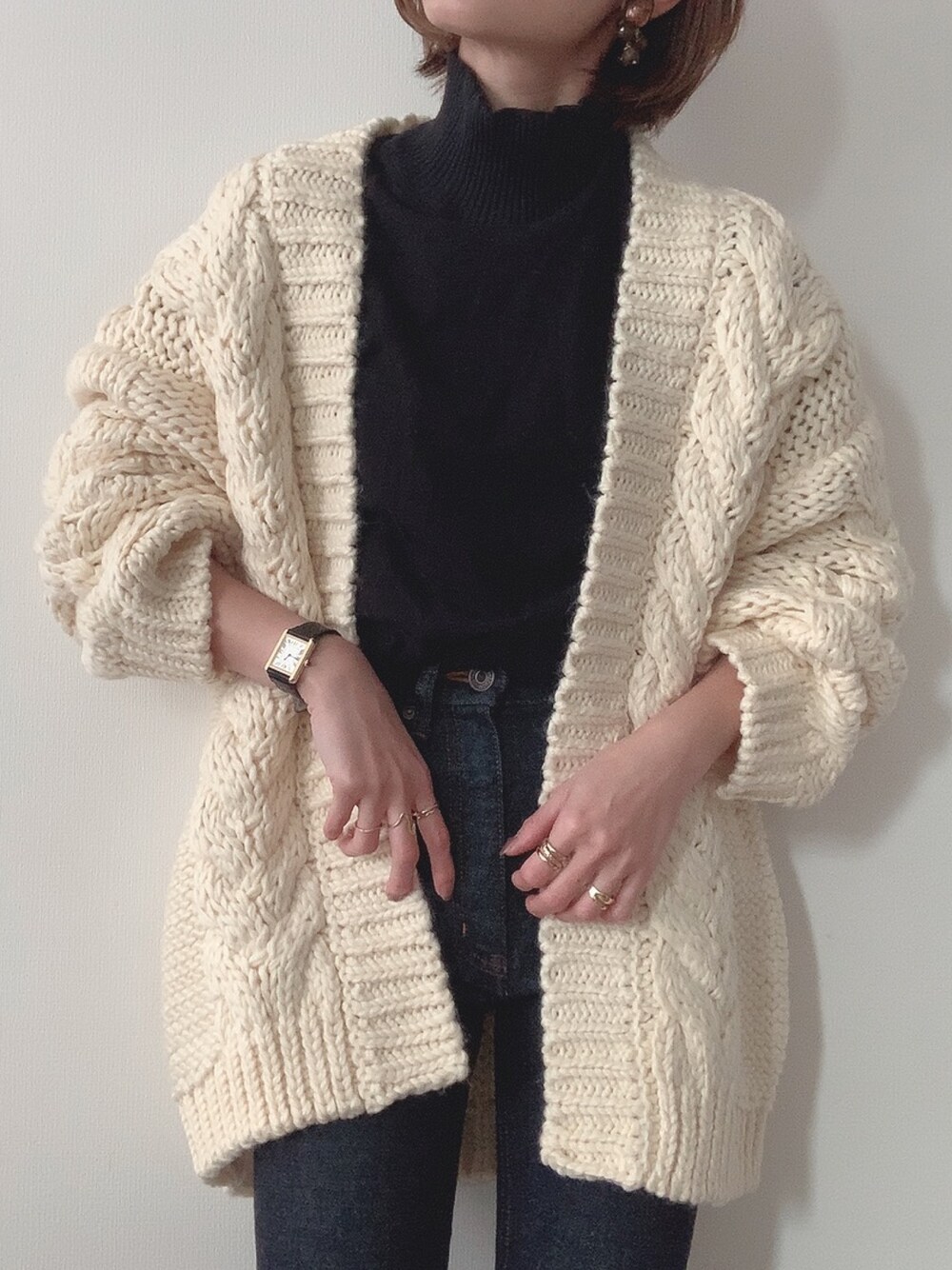 「ラクチンコーデ、おしゃれさんと繋がりたい、冬、プチプラ、GRL、ニット、カーディガン、ケーブルカーディガン、ハイネック」｜「titivateのｹｰﾌﾞﾙﾃﾞｻﾞｲﾝﾆｯﾄ/ｶｰﾃﾞｨｶﾞﾝ（カーディガン/ボレロ、ホワイト系）」を使った、yunさん（レディース・153cm）の冬コーディネートの1枚目の写真