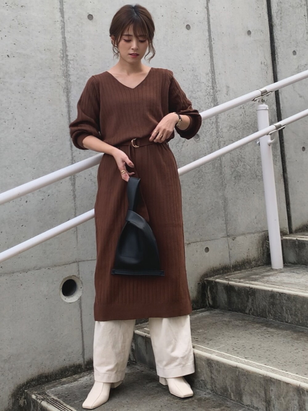 「シンプルコーデ、冬コーデ、カジュアルコーデ、FREE'S MART、ユニクロ、UNIQLO、ブラウンコーデ」｜「FREE'S MARTのウォームストレッチリブブラウジングＶネックニットワンピース（ワンピース、ブラウン系）」を使った、yunさん（レディース・153cm）の冬コーディネートの1枚目の写真