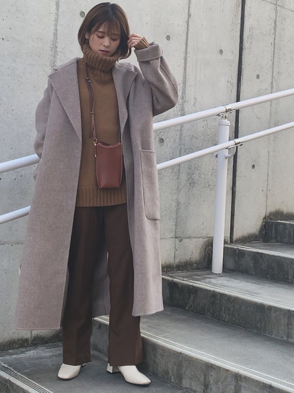 「年末WEAR感謝祭、ブラウンコーデ、パンツスタイル、今日のコーデ、LOEWE、オトナカジュアル、ショートブーツ、プチプラ、ワントーンコーデ、GU」｜「TODAYFULのウールオーバーコート（ステンカラーコート、ベージュ系）」を使った、yunさん（レディース・153cm）の冬コーディネートの1枚目の写真