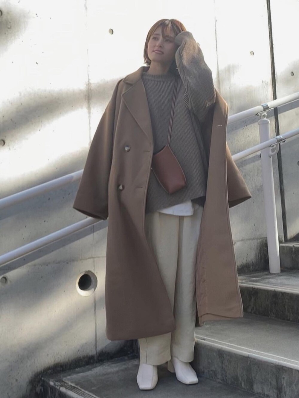 「年末WEAR感謝祭、冬コーデ、ゆるニット、ビッグシルエット、ショートブーツ、ロングコート、ブラウンコーデ、LOEWE、キレイめ」｜「DHOLICのラウンドルーズニット（ニット/セーター、ブラウン系）」を使った、yunさん（レディース・153cm）の冬コーディネートの1枚目の写真