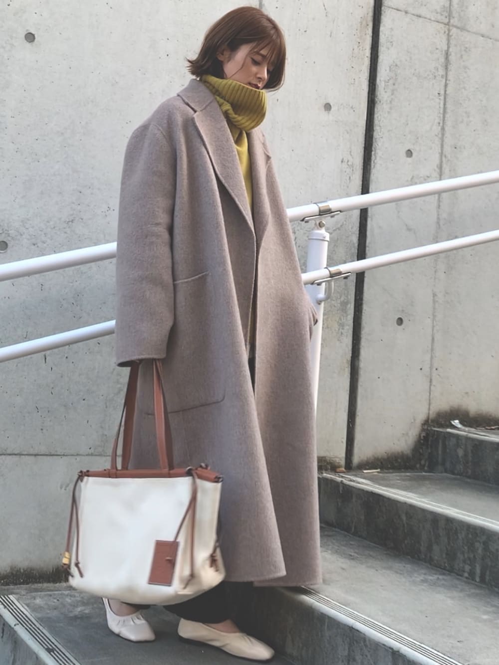 「冬アウター着回しチャレンジ、シンプルコーデ、大人カジュアル、LOEWE、ゆるコーデ、ニットパンツ、タートルネック、ママコーデ、オーバーサイズ、きれいめカジュアル」｜「TODAYFULのウールオーバーコート（ステンカラーコート、ベージュ系）」を使った、yunさん（レディース・153cm）の冬コーディネートの1枚目の写真