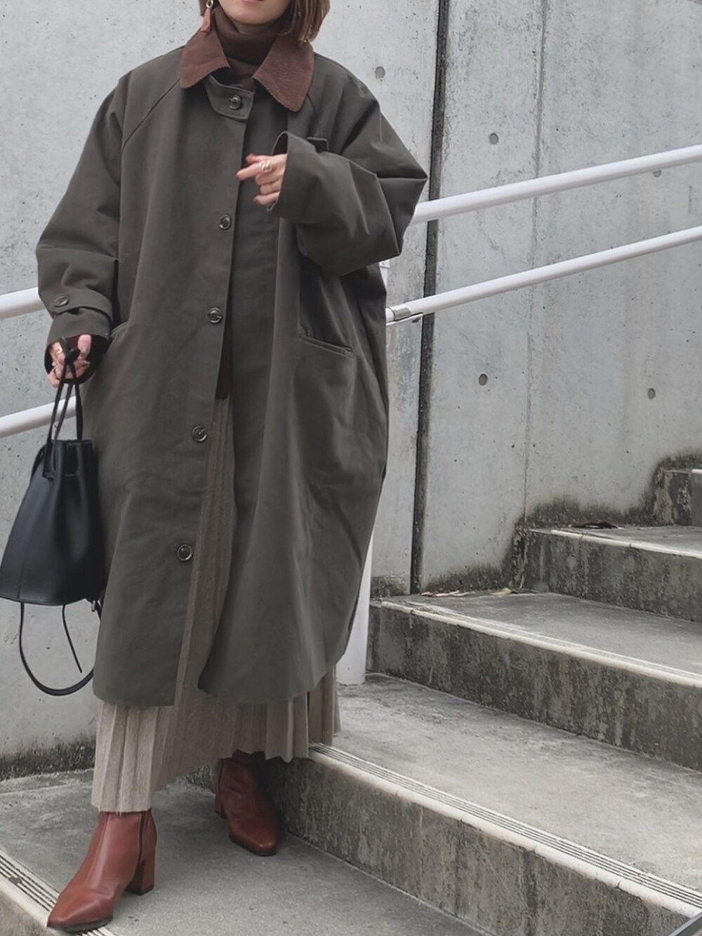 「冬アウター着回しチャレンジ、シンプルコーデ、オトナ女子、プリーツスカート、タートルネック、巾着バッグ、ゆるコーデ、ショートブーツ、スカート」｜「DHOLIC STYLEの[URBANROSY] コーデュロイカラージャンパー（ダウンジャケット/コート、グリーン系）」を使った、yunさん（レディース・153cm）の冬コーディネートの1枚目の写真