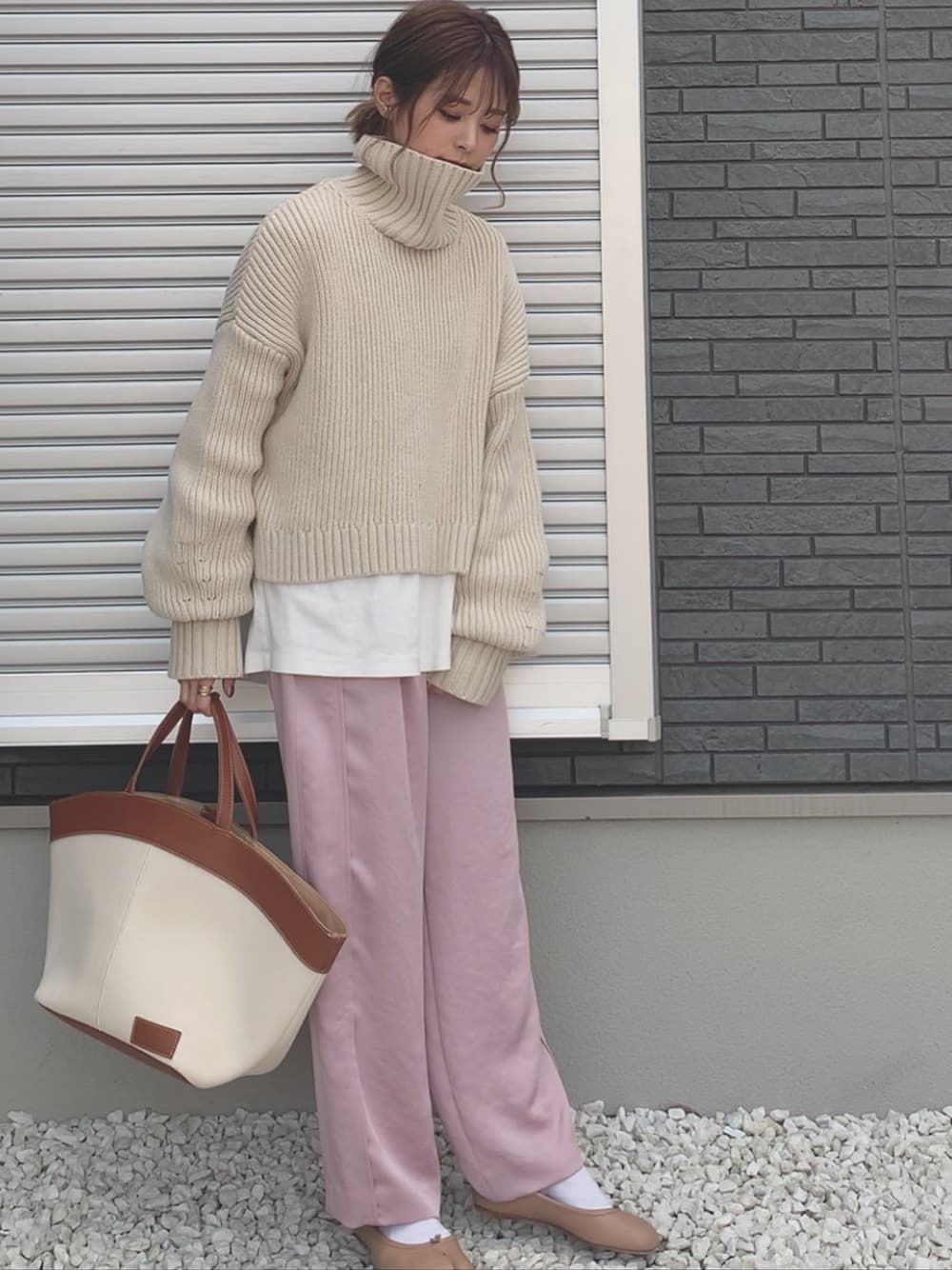 「きれいめカジュアル、サテンパンツ、シンプル、パンツスタイル、プチプラコーデ、低身長コーデ、バレエシューズ、大人ガーリー」｜「Re:EDITの【先行予約受注】配色キャンバスハンドバッグ（バッグ、ブラウン系）」を使った、yunさん（レディース・153cm）の冬コーディネートの1枚目の写真