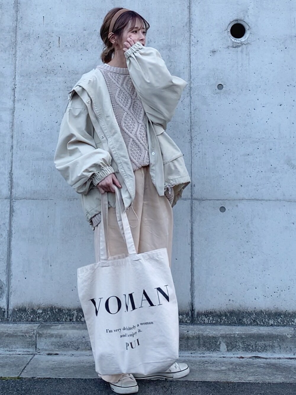 「大人カジュアル、GRL、楽チンコーデ、きれいめカジュアル、シンプル、春色、マウンテンパーカー、オーバーサイズ、今日のコーデ、ラフ」｜「Auntie Rosa Holidayの【Holiday】キュプラルーズパンツ（その他パンツ、ベージュ系）」を使った、yunさん（レディース・153cm）の冬コーディネートの1枚目の写真