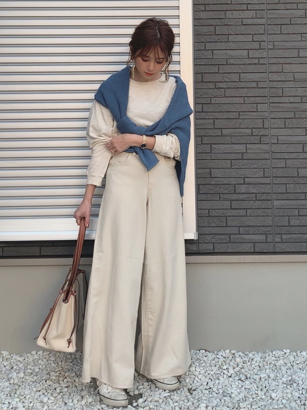 「ユニクロ、UNIQLO、GRL、ゆるコーデ、オトナカジュアル、春コーデ、プチプラコーデ、フレアパンツ、ホワイト、ラクチンコーデ」｜「UNIQLOのハイライズスーパーワイドジーンズ（デニムパンツ、ベージュ系）」を使った、yunさん（レディース・153cm）の冬コーディネートの1枚目の写真